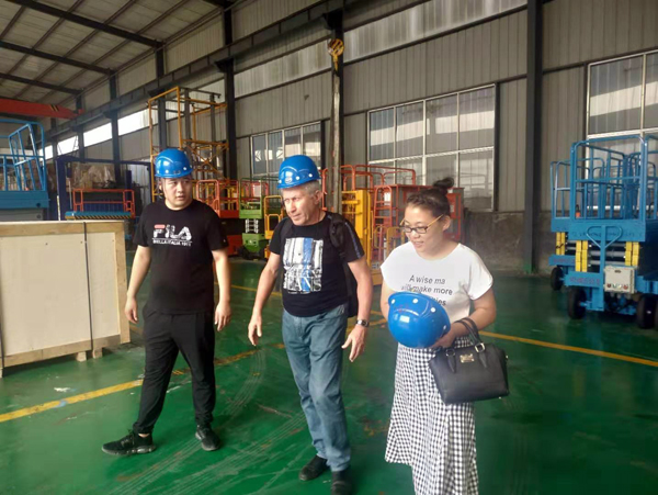 以色列客戶來公司考察液壓升降平臺 以色列客戶來公司考察液壓升降平臺